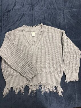Main Strip Light Gray Distressed Crop V-Neck Knit Sweater